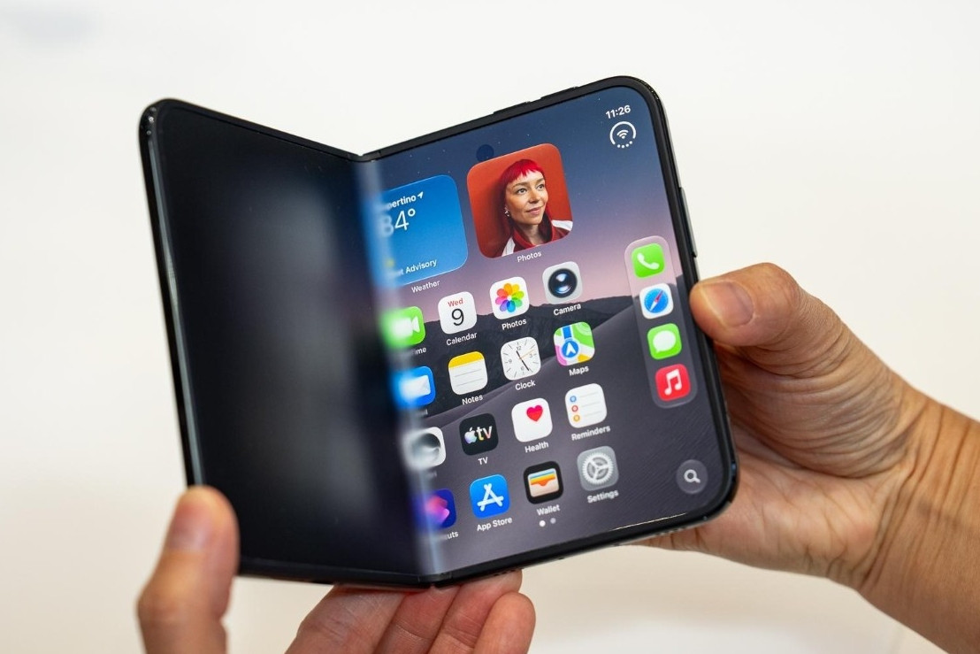 Thiết kế gập độc đ&aacute;o của iPhone Duo