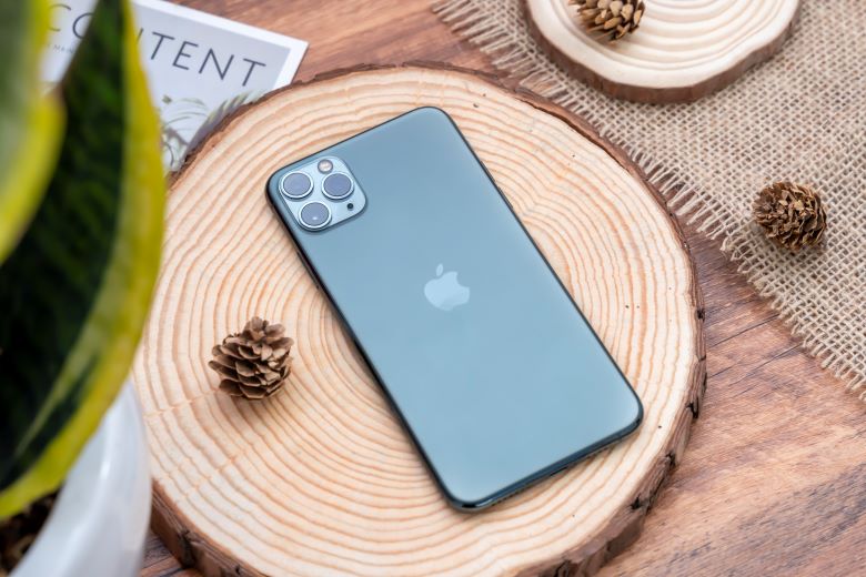 Mặt lưng đầy bóng bẩy của iPhone 11 Pro Max